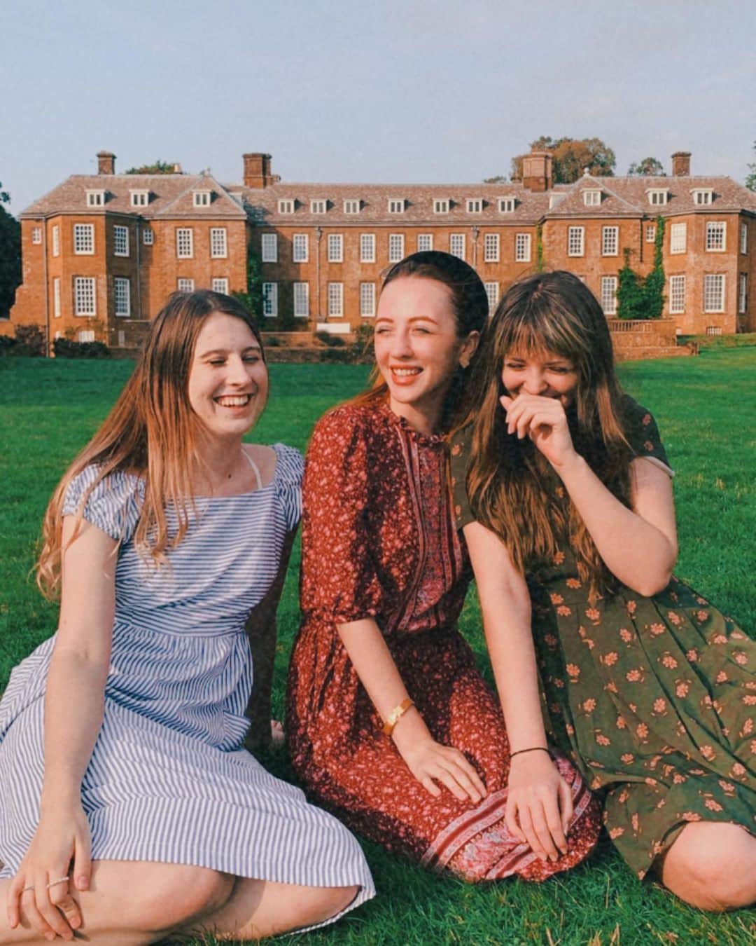 ベッキー・クルーエルのインスタグラム：「even though it’s closed, we still visited Upton House and gardens 🧚‍♀️ ⁣ ⁣ An old stately home from the 1500s, it now has Art Deco interiors which we won’t be able to see until it reopens to the public 🙏⁣ ⁣ In the meantime we had the whole gardens to ourselves which featured an elaborate Ha-Ha, the highest hills, biggest pond, emptiest swimming pool, and most gorgeous sunshine ☀️ perfect day with friends!」