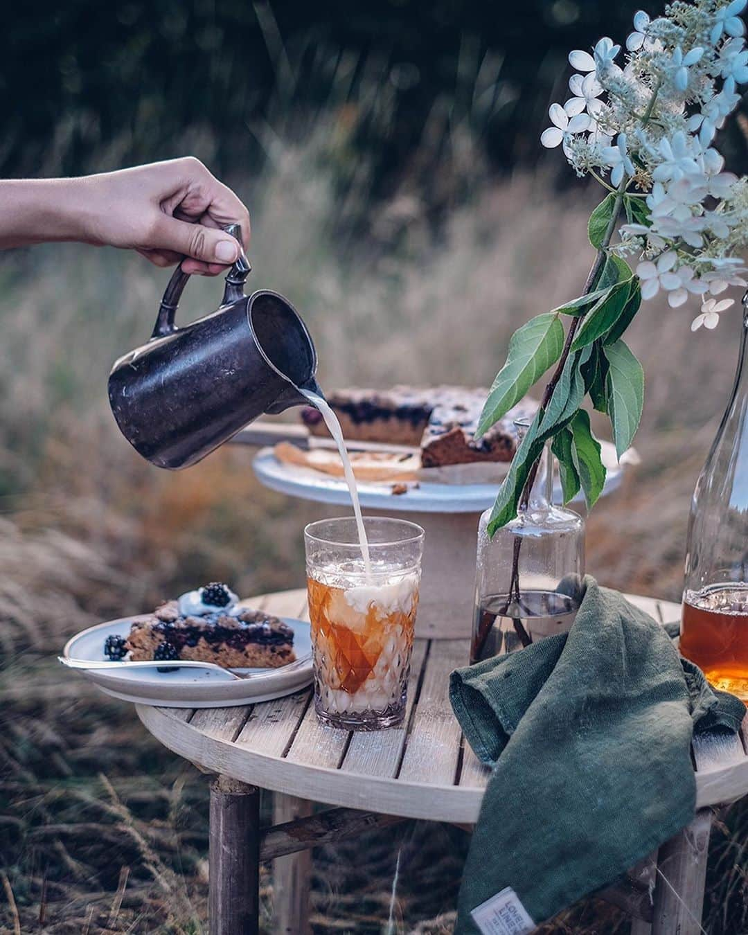 Our Food Storiesさんのインスタグラム写真 - (Our Food StoriesInstagram)「More photos from this delicious gluten-free blackberry-blueberry crumble cake 🤗 Get the recipe on the blog, link is in profile. Happy Friday guys 🌿 #ourfoodstories_countryside  ____ #picnicfood #picnicday #summermoments #glutenfreerecipes #glutenfreeeats #glutenfri #glutenfrei #momentslikethese #fellowmag #verilymoment #foodstylist #foodphotographer #germanfoodblogger #simplejoys」9月18日 23時29分 - _foodstories_