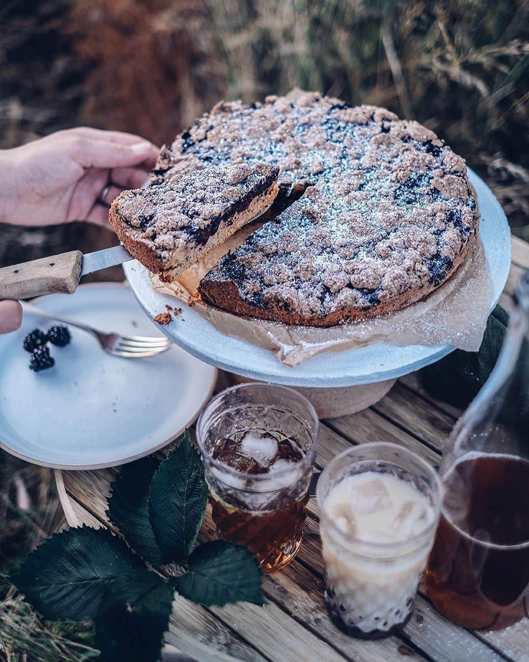 Our Food Storiesさんのインスタグラム写真 - (Our Food StoriesInstagram)「More photos from this delicious gluten-free blackberry-blueberry crumble cake 🤗 Get the recipe on the blog, link is in profile. Happy Friday guys 🌿 #ourfoodstories_countryside  ____ #picnicfood #picnicday #summermoments #glutenfreerecipes #glutenfreeeats #glutenfri #glutenfrei #momentslikethese #fellowmag #verilymoment #foodstylist #foodphotographer #germanfoodblogger #simplejoys」9月18日 23時29分 - _foodstories_