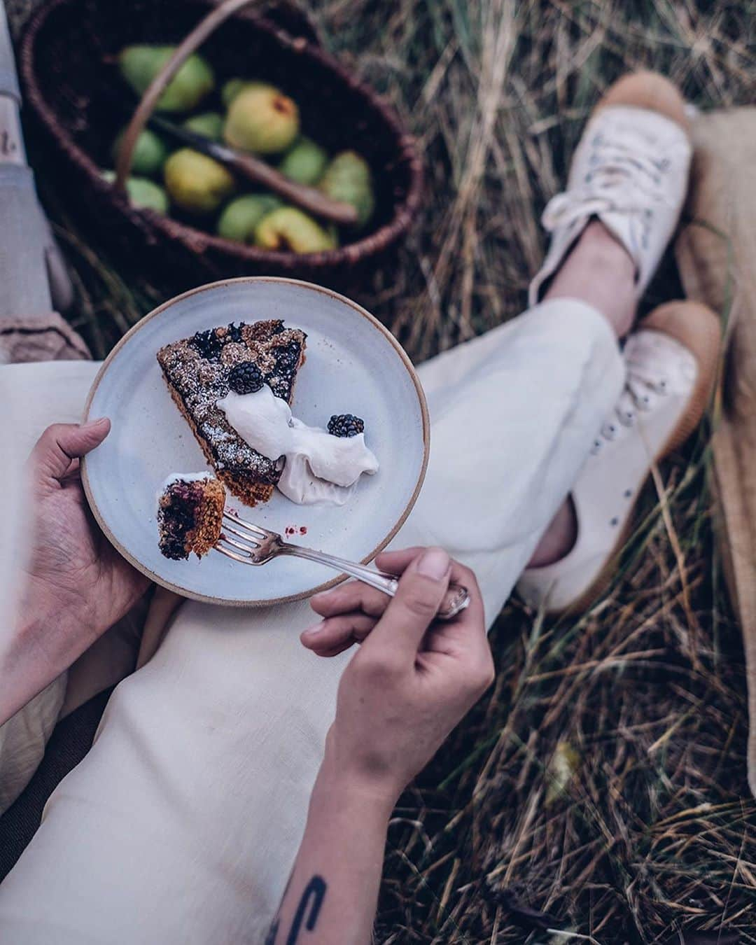 Our Food Storiesさんのインスタグラム写真 - (Our Food StoriesInstagram)「More photos from this delicious gluten-free blackberry-blueberry crumble cake 🤗 Get the recipe on the blog, link is in profile. Happy Friday guys 🌿 #ourfoodstories_countryside  ____ #picnicfood #picnicday #summermoments #glutenfreerecipes #glutenfreeeats #glutenfri #glutenfrei #momentslikethese #fellowmag #verilymoment #foodstylist #foodphotographer #germanfoodblogger #simplejoys」9月18日 23時29分 - _foodstories_