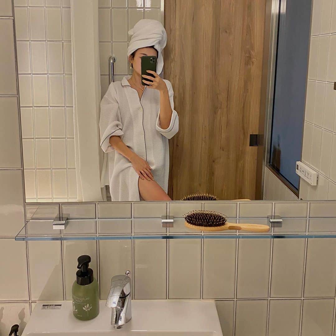 のインスタグラム：「. とにかくコロナ太りで脚が(とくに太もも) パンパンになったので同じような方いますか?🥺  とりあえず私がやって効果がでたもの 脚痩せ法動画で載せようかな、、、 でも紹介するまでもないくらい簡単なんだよねw . 変わらず着圧スパッツと補正下着は毎日使ってる☺︎ ただ注意してもらいたいのはこれだけでは特に痩せないです！どちらかと言うと着圧スパッツは”浮腫み予防“には効果大。なので脚を見せる手前まで履くともう超綺麗にみえる🤎 補正下着は自分的に結構オススメ。 私は姿勢が悪いし胃下垂なので下っ腹が出ちゃうので食べ過ぎ予防にもなるよ🤍中に着込むとスタイルよく見えるから好き🥺  ↑はdmで質問が多かったので先に答えるね！ あとは運動をやってるんだけどその方法なども知りたい方いたらコメントやらdmでも下さい👶🏻♥️  みんな気付いてるかもだけどとにかく私まっじで太ったので焦りまくって自分で色々試したやつシェアしていくねw #ダイエット #トレーニング #旅 #ホテル #京都 #旅館 #旅女」