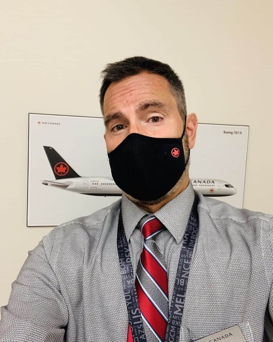 AIR CANADAさんのインスタグラム写真 - (AIR CANADAInstagram)「Masks and face coverings protect us on board, and at home. We wear our masks for our fellow travellers, friends, and family. Who do you wear one for? Tell us in the comments below. 👇 #FlyTheFlag . . Les masques et les couvre-visages nous protègent à bord et à la maison. Nous portons un masque pour les autres voyageurs, nos amis et notre famille. Pour qui portez-vous le vôtre? Dites-le-nous dans les commentaires ci-dessous. 👇 #HautLeDrapeau」9月18日 23時45分 - aircanada