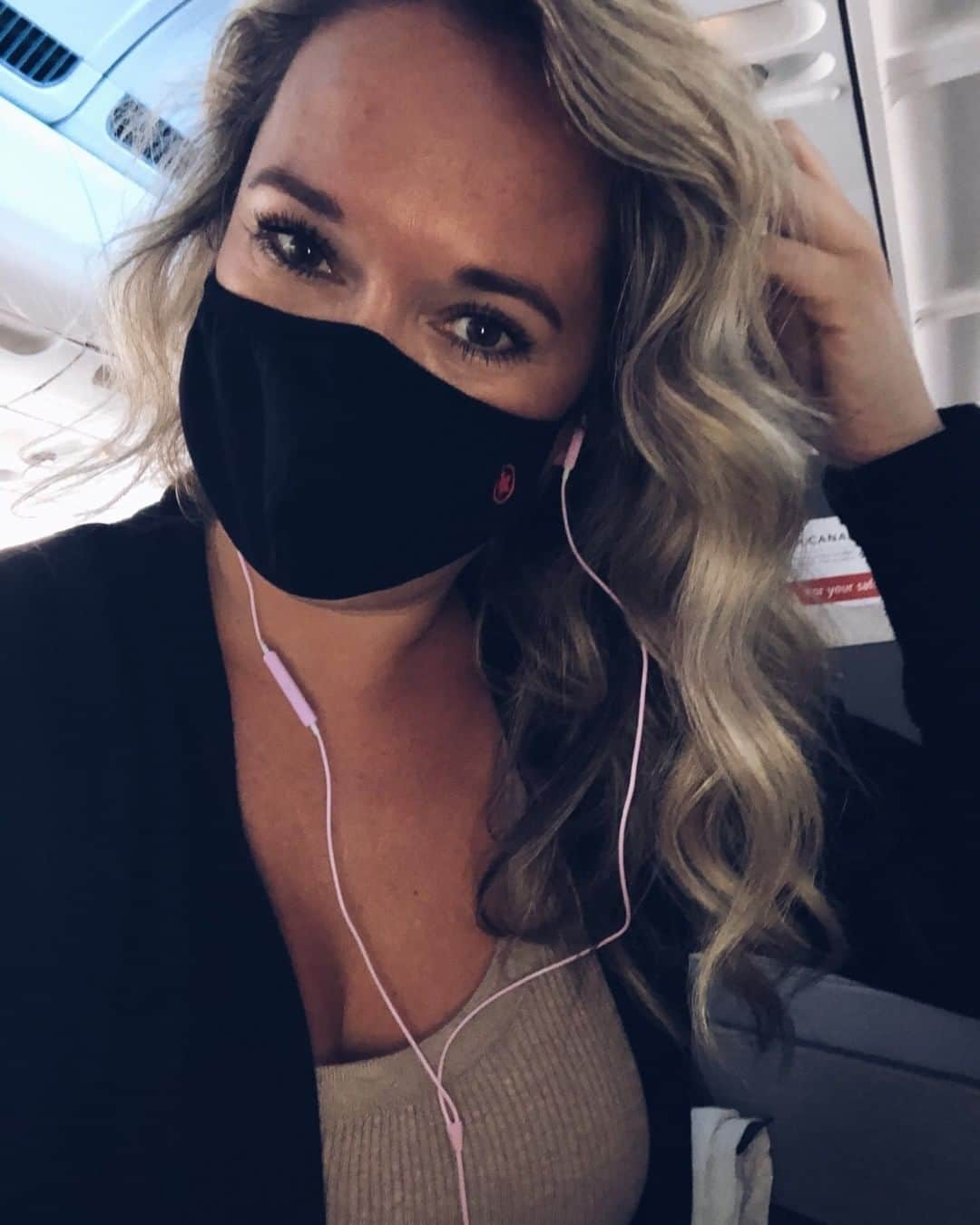 AIR CANADAさんのインスタグラム写真 - (AIR CANADAInstagram)「Masks and face coverings protect us on board, and at home. We wear our masks for our fellow travellers, friends, and family. Who do you wear one for? Tell us in the comments below. 👇 #FlyTheFlag . . Les masques et les couvre-visages nous protègent à bord et à la maison. Nous portons un masque pour les autres voyageurs, nos amis et notre famille. Pour qui portez-vous le vôtre? Dites-le-nous dans les commentaires ci-dessous. 👇 #HautLeDrapeau」9月18日 23時45分 - aircanada