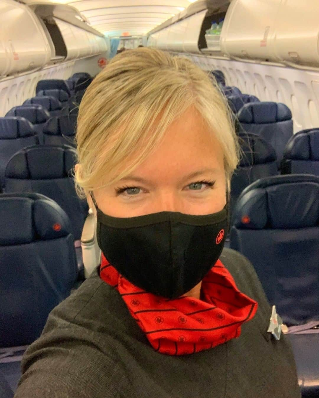 AIR CANADAさんのインスタグラム写真 - (AIR CANADAInstagram)「Masks and face coverings protect us on board, and at home. We wear our masks for our fellow travellers, friends, and family. Who do you wear one for? Tell us in the comments below. 👇 #FlyTheFlag . . Les masques et les couvre-visages nous protègent à bord et à la maison. Nous portons un masque pour les autres voyageurs, nos amis et notre famille. Pour qui portez-vous le vôtre? Dites-le-nous dans les commentaires ci-dessous. 👇 #HautLeDrapeau」9月18日 23時45分 - aircanada