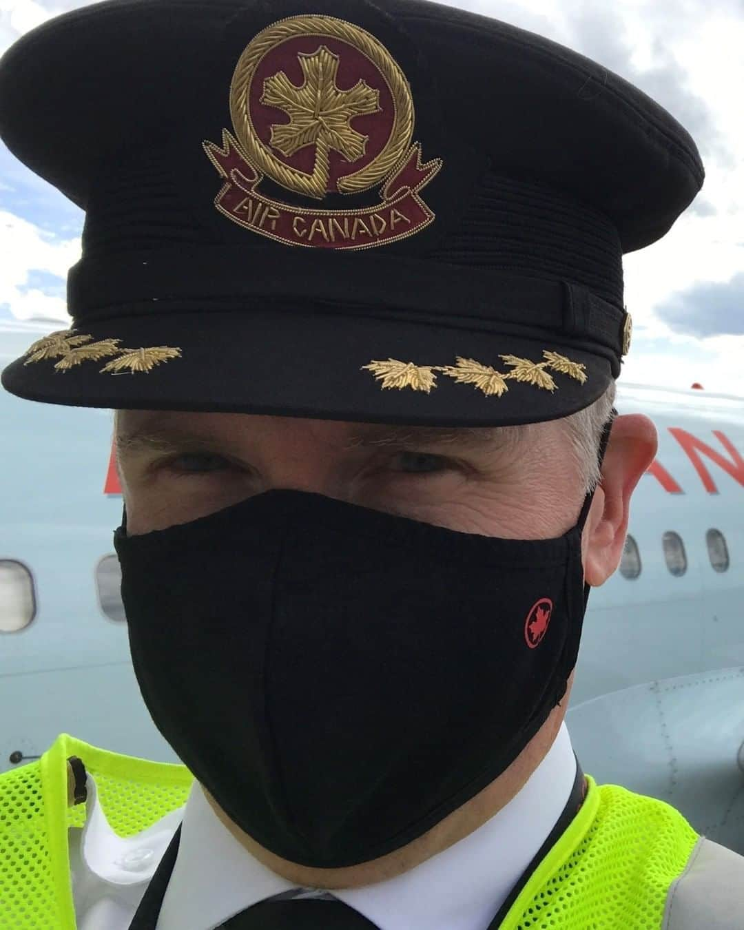 AIR CANADAさんのインスタグラム写真 - (AIR CANADAInstagram)「Masks and face coverings protect us on board, and at home. We wear our masks for our fellow travellers, friends, and family. Who do you wear one for? Tell us in the comments below. 👇 #FlyTheFlag . . Les masques et les couvre-visages nous protègent à bord et à la maison. Nous portons un masque pour les autres voyageurs, nos amis et notre famille. Pour qui portez-vous le vôtre? Dites-le-nous dans les commentaires ci-dessous. 👇 #HautLeDrapeau」9月18日 23時45分 - aircanada