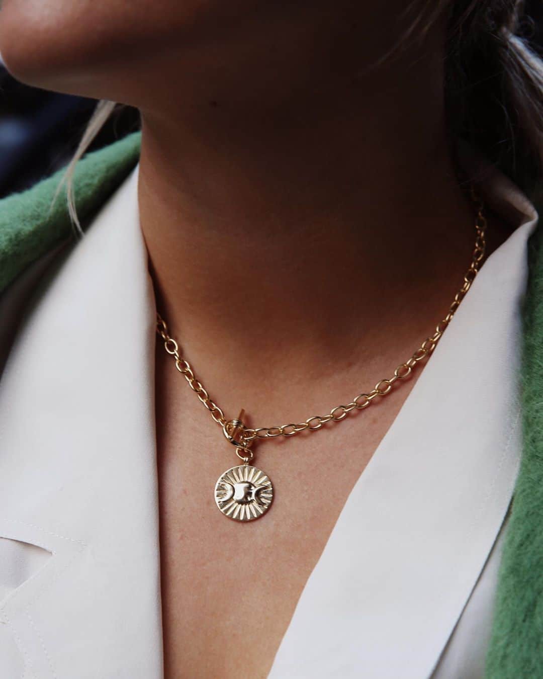 Estée Lalondeのインスタグラム：「MOST WANTED 🌞✨🌜  Goddess Medallion T Bar Necklace. @daisy_jewellery #esteelalondeXdaisy」