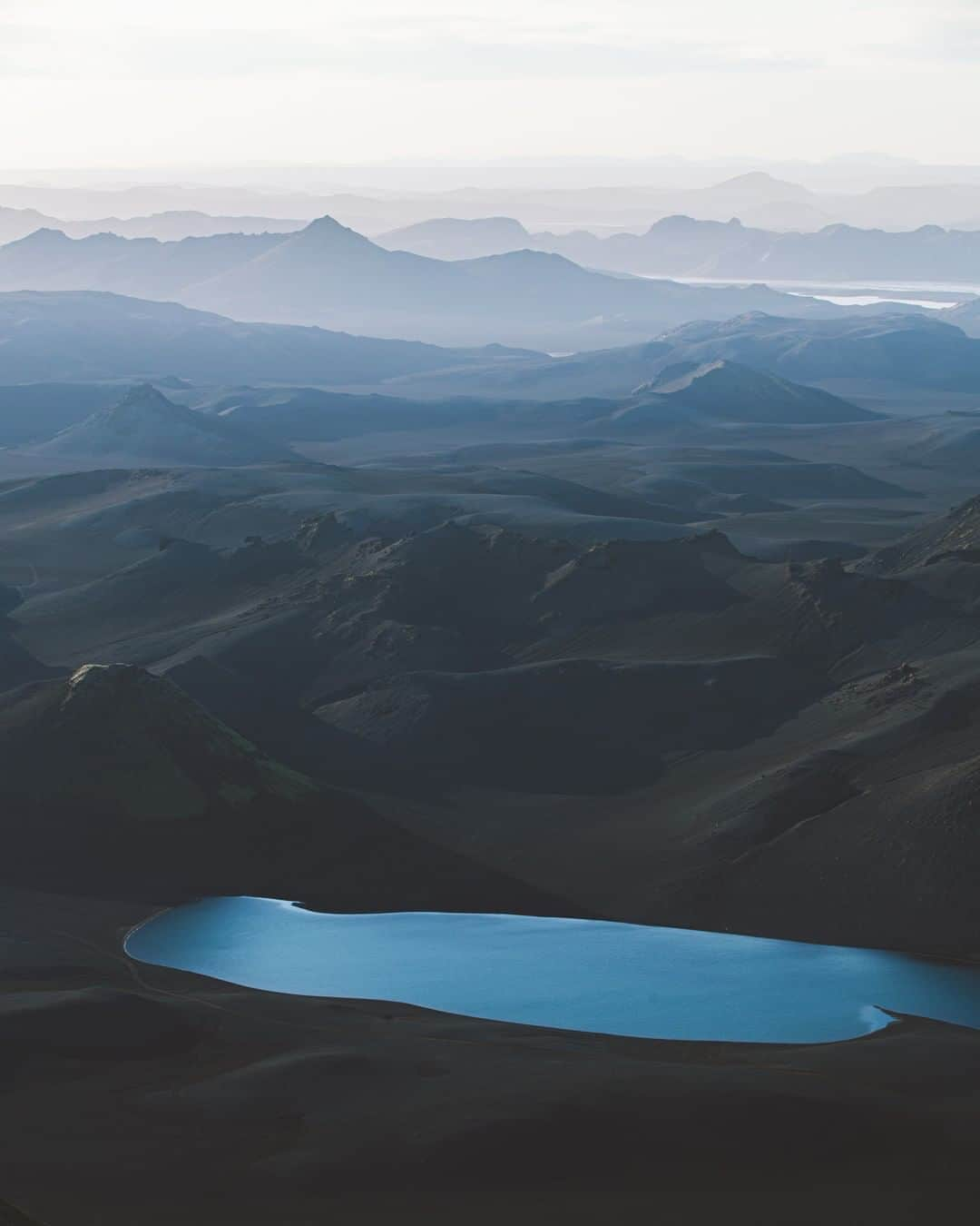 Discoveryさんのインスタグラム写真 - (DiscoveryInstagram)「The color palette of Iceland is something else. 💙  Caption + Photo: Giulia Gartner (@giuligartner)  #Iceland #highlands #otherwordly #earth_portraits #amazingfinds #naturelovers #loveearth #exploremore #fridaymood」9月18日 23時38分 - discovery