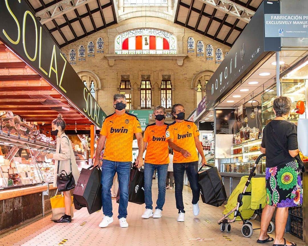バレンシアCFさんのインスタグラム写真 - (バレンシアCFInstagram)「🍊🦇🧡  ➡️ Valencia CF & @pumafootball pay homage to local commerce at @mercadocentralvalencia 👕🤗  ➡️ Este lugar emblemático de la ciudad se tiñe de naranja por un día con la equipación ‘AWAY’ 20.21, un regalo muy especial para los comerciantes 👏🏼  #AMUNTValencia 🤍🖤」9月18日 23時53分 - valenciacf