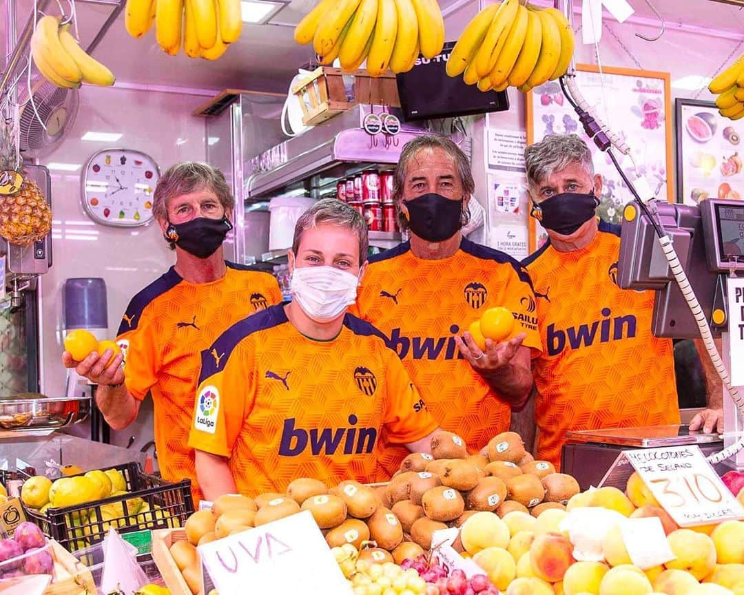 バレンシアCFさんのインスタグラム写真 - (バレンシアCFInstagram)「🍊🦇🧡  ➡️ Valencia CF & @pumafootball pay homage to local commerce at @mercadocentralvalencia 👕🤗  ➡️ Este lugar emblemático de la ciudad se tiñe de naranja por un día con la equipación ‘AWAY’ 20.21, un regalo muy especial para los comerciantes 👏🏼  #AMUNTValencia 🤍🖤」9月18日 23時53分 - valenciacf