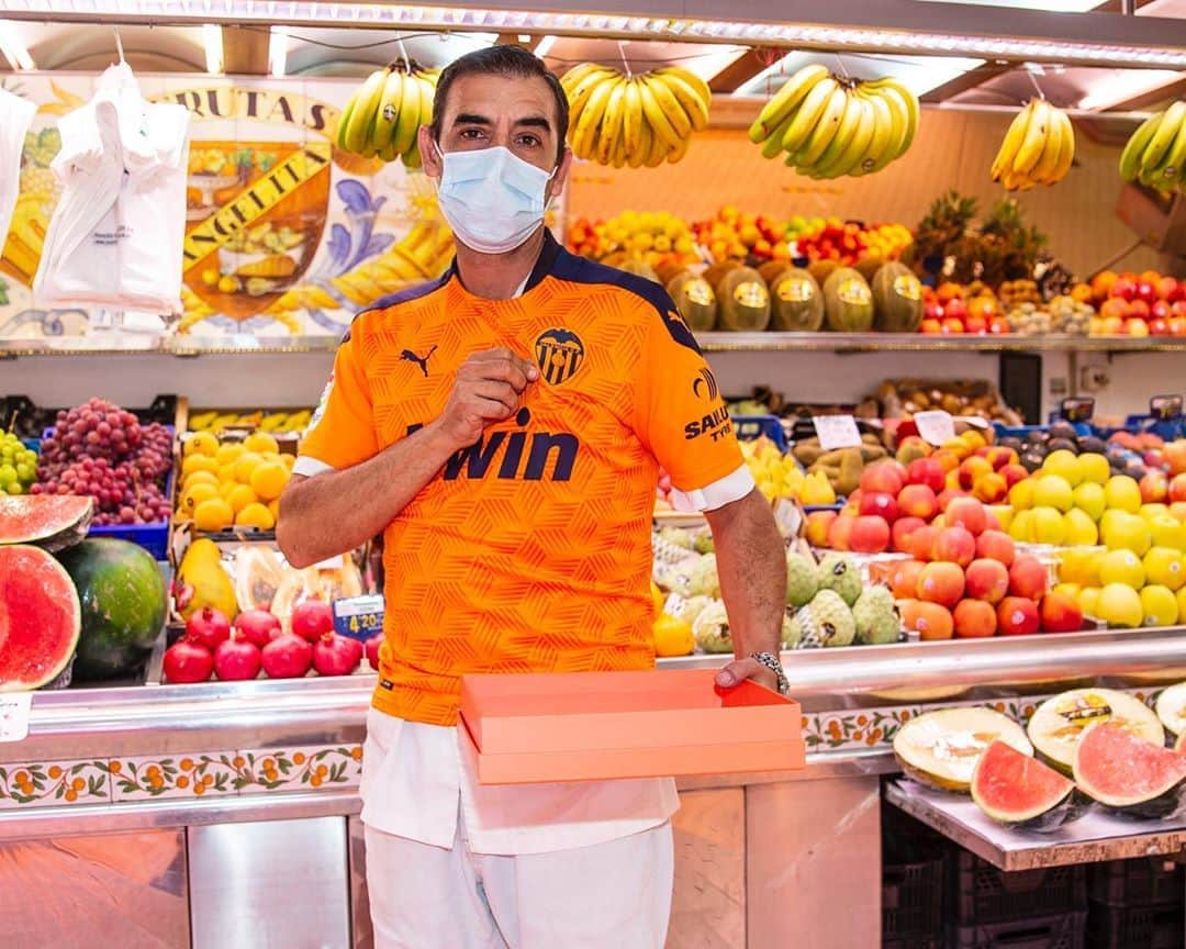 バレンシアCFさんのインスタグラム写真 - (バレンシアCFInstagram)「🍊🦇🧡  ➡️ Valencia CF & @pumafootball pay homage to local commerce at @mercadocentralvalencia 👕🤗  ➡️ Este lugar emblemático de la ciudad se tiñe de naranja por un día con la equipación ‘AWAY’ 20.21, un regalo muy especial para los comerciantes 👏🏼  #AMUNTValencia 🤍🖤」9月18日 23時53分 - valenciacf