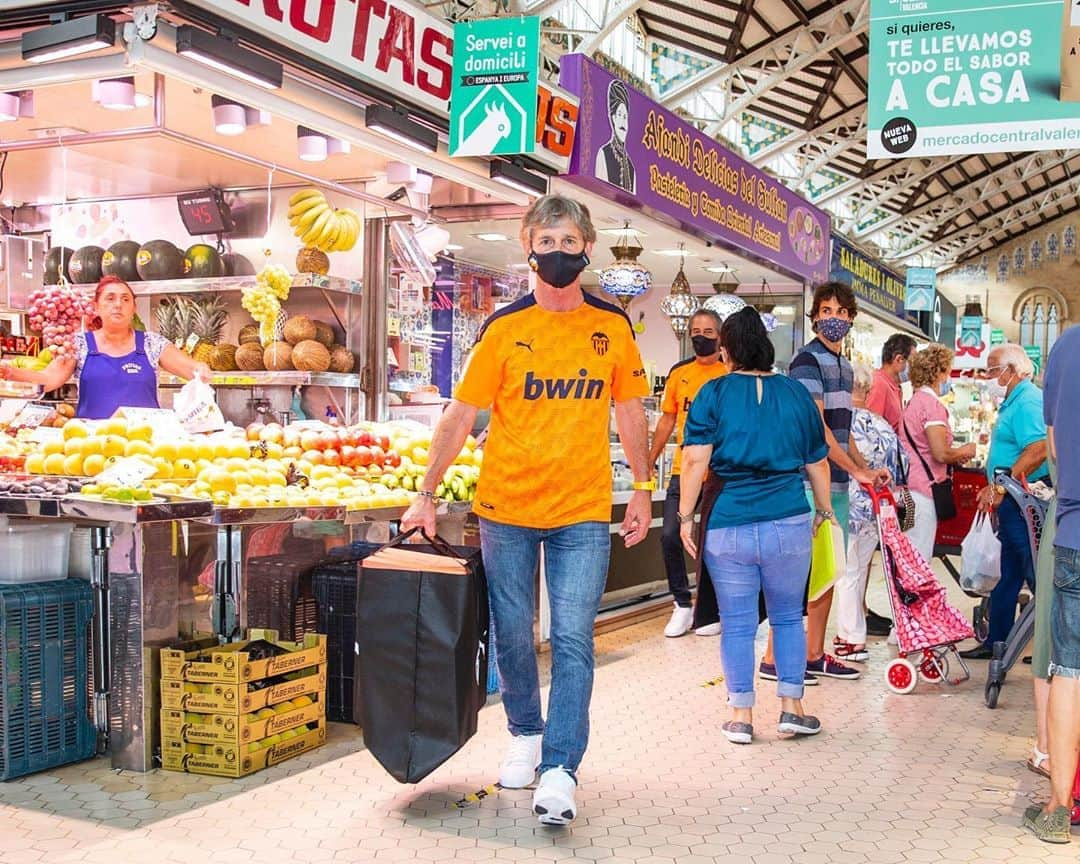 バレンシアCFさんのインスタグラム写真 - (バレンシアCFInstagram)「🍊🦇🧡  ➡️ Valencia CF & @pumafootball pay homage to local commerce at @mercadocentralvalencia 👕🤗  ➡️ Este lugar emblemático de la ciudad se tiñe de naranja por un día con la equipación ‘AWAY’ 20.21, un regalo muy especial para los comerciantes 👏🏼  #AMUNTValencia 🤍🖤」9月18日 23時53分 - valenciacf