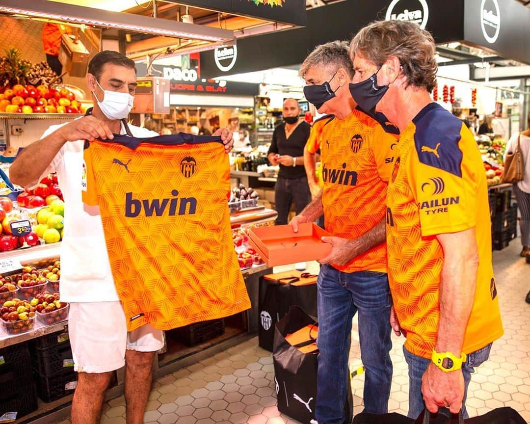 バレンシアCFさんのインスタグラム写真 - (バレンシアCFInstagram)「🍊🦇🧡  ➡️ Valencia CF & @pumafootball pay homage to local commerce at @mercadocentralvalencia 👕🤗  ➡️ Este lugar emblemático de la ciudad se tiñe de naranja por un día con la equipación ‘AWAY’ 20.21, un regalo muy especial para los comerciantes 👏🏼  #AMUNTValencia 🤍🖤」9月18日 23時53分 - valenciacf