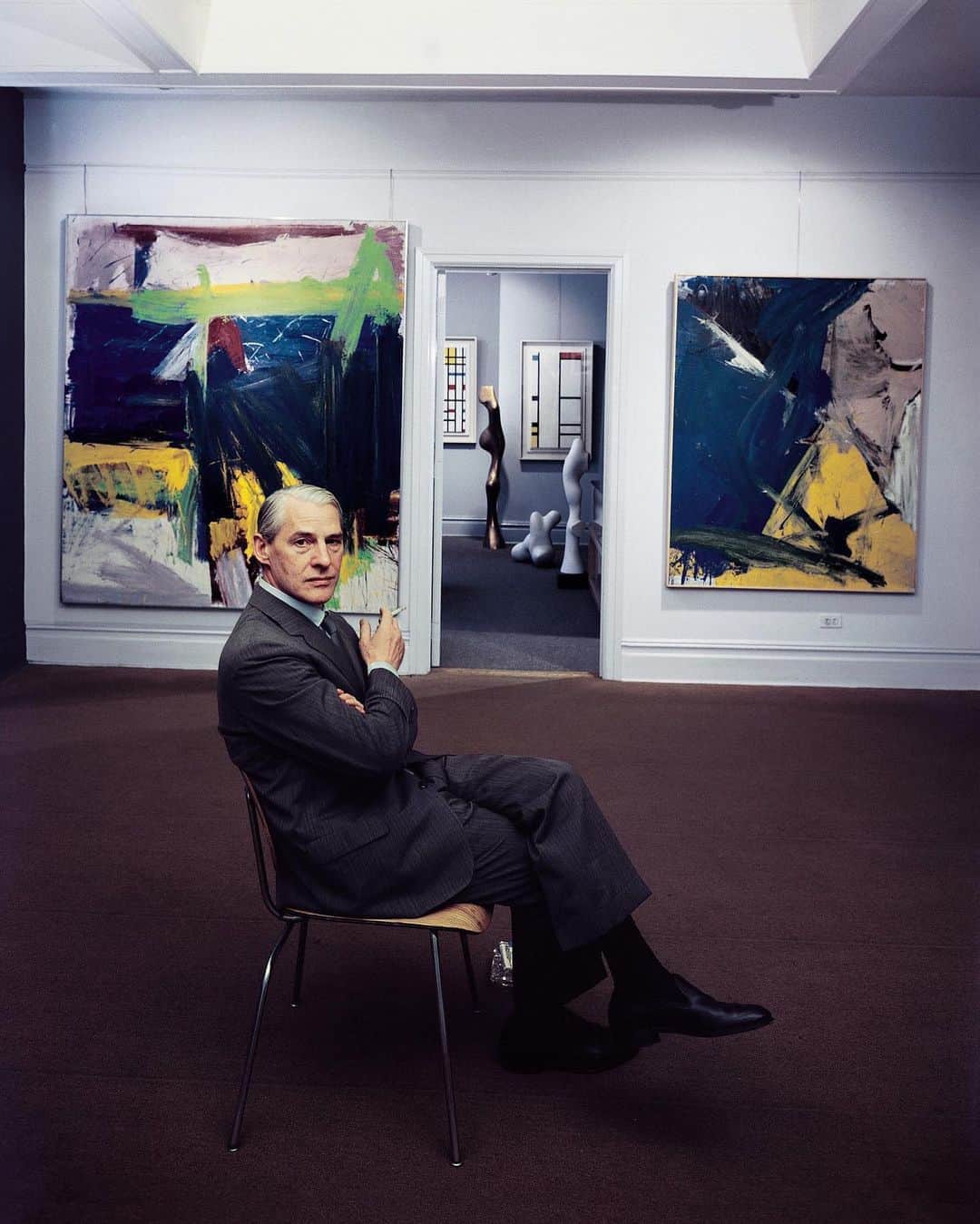 のインスタグラム：「#GagosianQuarterly: “The landscape is in the Woman, and there is Woman in the landscapes.” —Willem de Kooning  In a "Gagosian Quarterly" article, Lauren Mahony considers a critical four-year period in the Willem de Kooning's career, examining the technical changes that occurred between his “abstract parkway landscapes” of the late 1950s and the “pastoral landscapes” that succeeded them, as well as the impact on his work of his impending move to Springs, New York. Follow the link in our bio to read the piece. _________ #WillemdeKooning #Gagosian Willem de Kooning at the Sidney Janis Gallery, New York, 1959. Photo: Arnold Newman Properties/Getty Images」