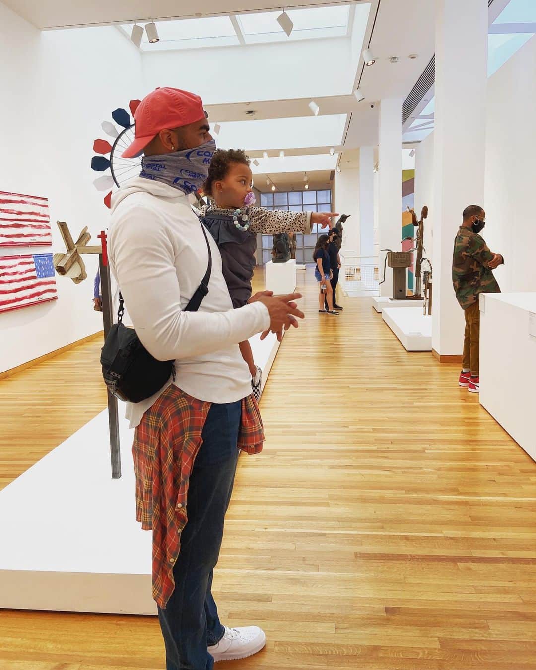 カルロス・ブーザーのインスタグラム：「We Took Bloom To The High Museum Of Art And She Was Loving It... Shout Out To @childishmaturity & @dela_hoz For The 💣 Museum Date!!! 📷: @martoutouuu #atl #museumflow #HOLDAT」