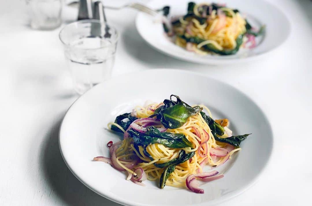 のインスタグラム：「Water spinach and red onion peperoncino #pasta  こちらは空芯菜とレッドオニオンのペペロンチーノ。特別これといって何かしたわけではないけれど、アルドイノとニンニクの香りがお皿の上に立体的に広がっているのが分かる一皿に仕上がりました。大満足😋🍴 #パスタ」