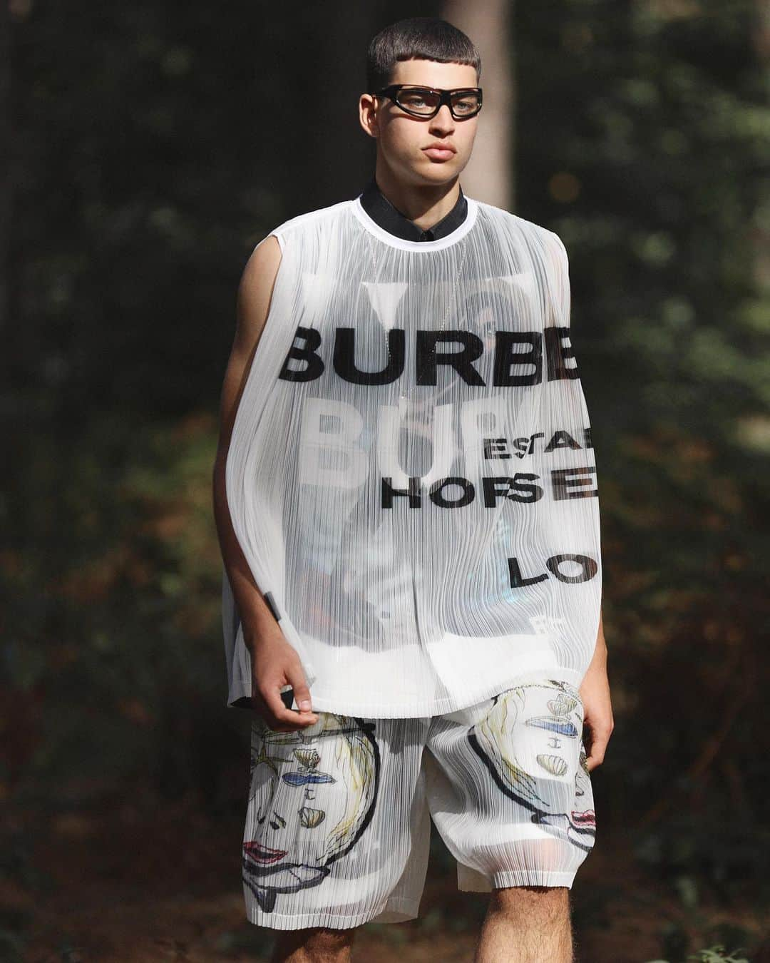 Burberryさんのインスタグラム写真 - (BurberryInstagram)「The #BurberrySpringSummer21 collection showcases a rebellious, youthful spirit with modern details - including layers adorned with graphic prints, a zip-pocket visor and new additions to #ThePocketBag family . #BurberryShow」9月18日 23時52分 - burberry