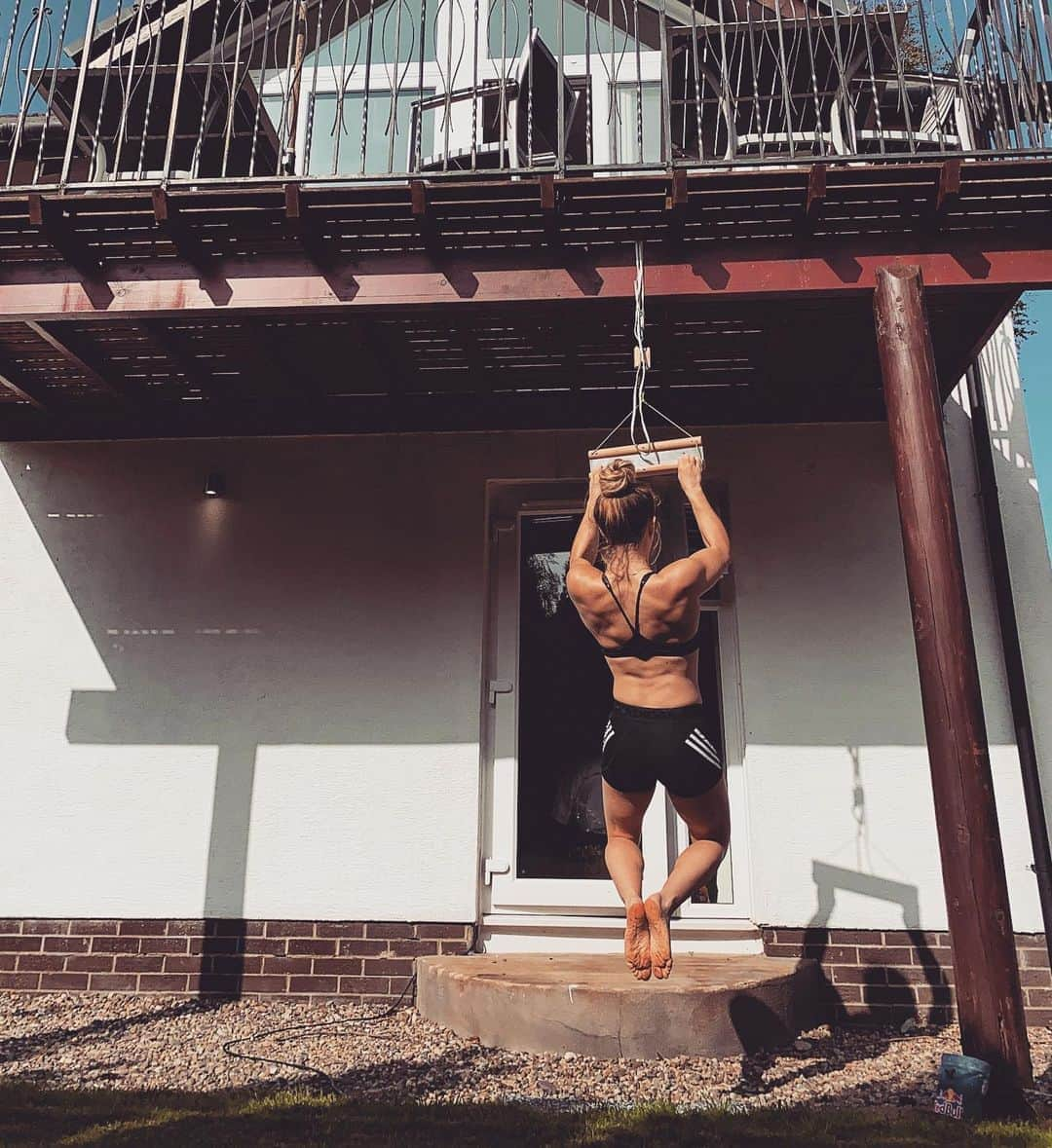 シャウナ・コックジーさんのインスタグラム写真 - (シャウナ・コックジーInstagram)「Hanging off balconies all over the world for as long as I can remember. My knee isn’t ready for multiple days in the hills just yet so today I wondered to the beach this morning, had tea and cake on the balcony and then had an afternoon fingerboard session in the sunshine. Bliss! Now we’re going back to the beach for sunset ☺️」9月19日 0時02分 - shaunacoxsey