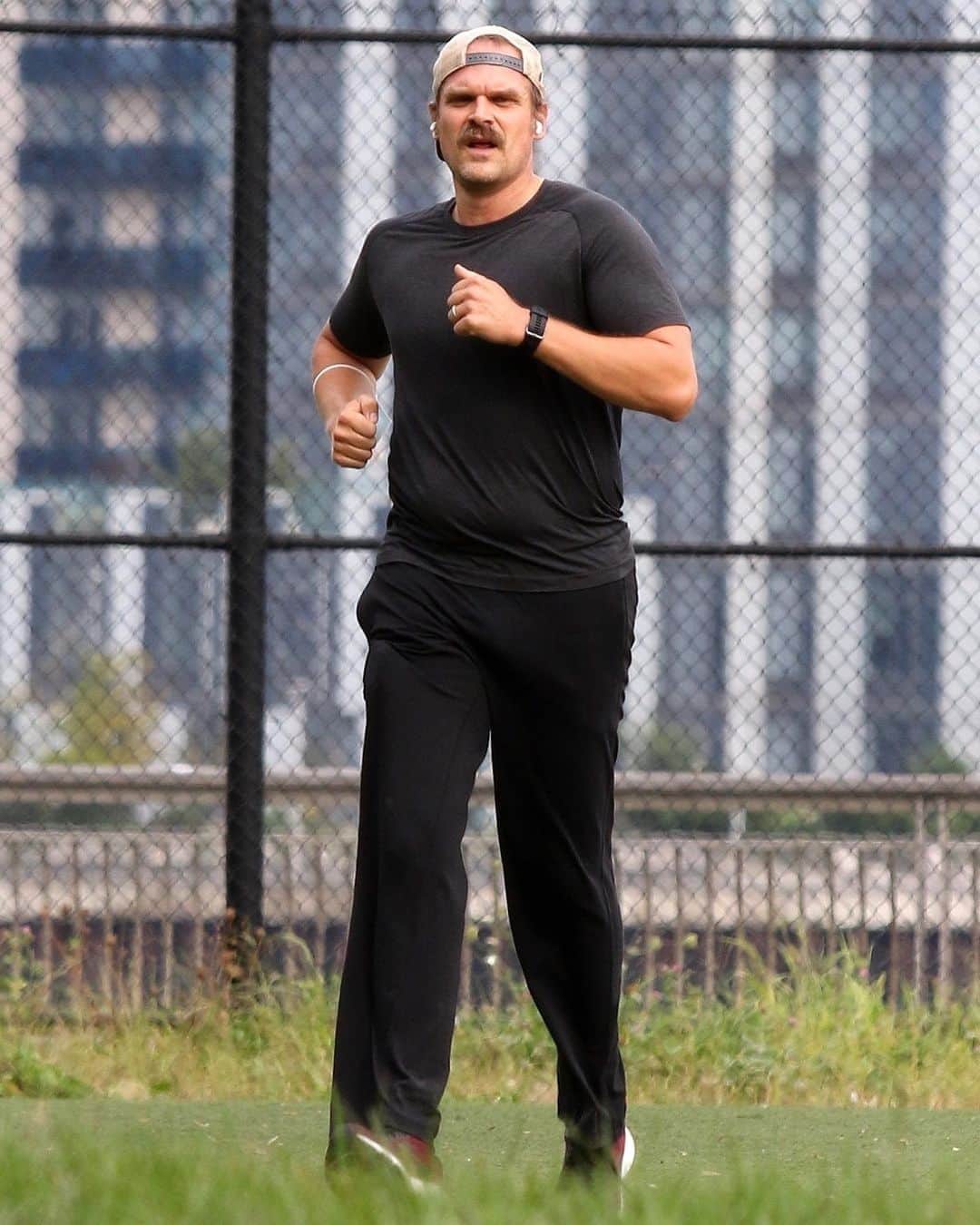 Just Jaredさんのインスタグラム写真 - (Just JaredInstagram)「Newly married #StrangerThings star @dkharbour gets in a workout at a park in Manhattan. #DavidHarbour Photo: Backgrid」9月18日 23時57分 - justjared