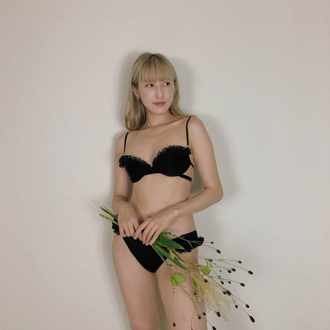 Tomomi Teradaのインスタグラム：「デビューコレクションぶりにワイヤーブラの販売スタート！真夜中のマーメイド"Minuit"(ミニュイちゃん🧜🏻‍♀️)今回はグラマーサイズのモデルを起用して、ワイヤーブラもたくさんのサイズをご用意しました👙今までサイズがなかった〜って方も是非チャレンジしてみてほしいっ💖」