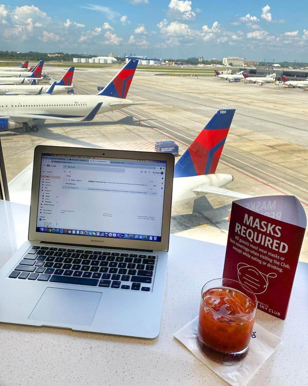 デルタ航空のインスタグラム：「WFH means sometimes your office looks like this.  Photo: @mackintosh716」