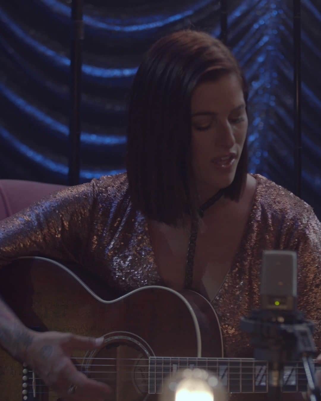 キャサディー・ポープのインスタグラム：「I remember writing “Let Me Go” and sitting on the couch with my co-writers while pouring my heart out into the lyrics that were being written. I’m so happy with the way this new official video came out mainly because it reflects that process and the light flares remind me of the glimmers of strength present in the song’s lyrics. You guys check out my new official video for “Let Me Go” on my YouTube channel and leave a comment! I’ll be replying to them this afternoon.」