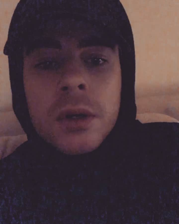 レオン・エルスのインスタグラム：「Happy Friday :)」