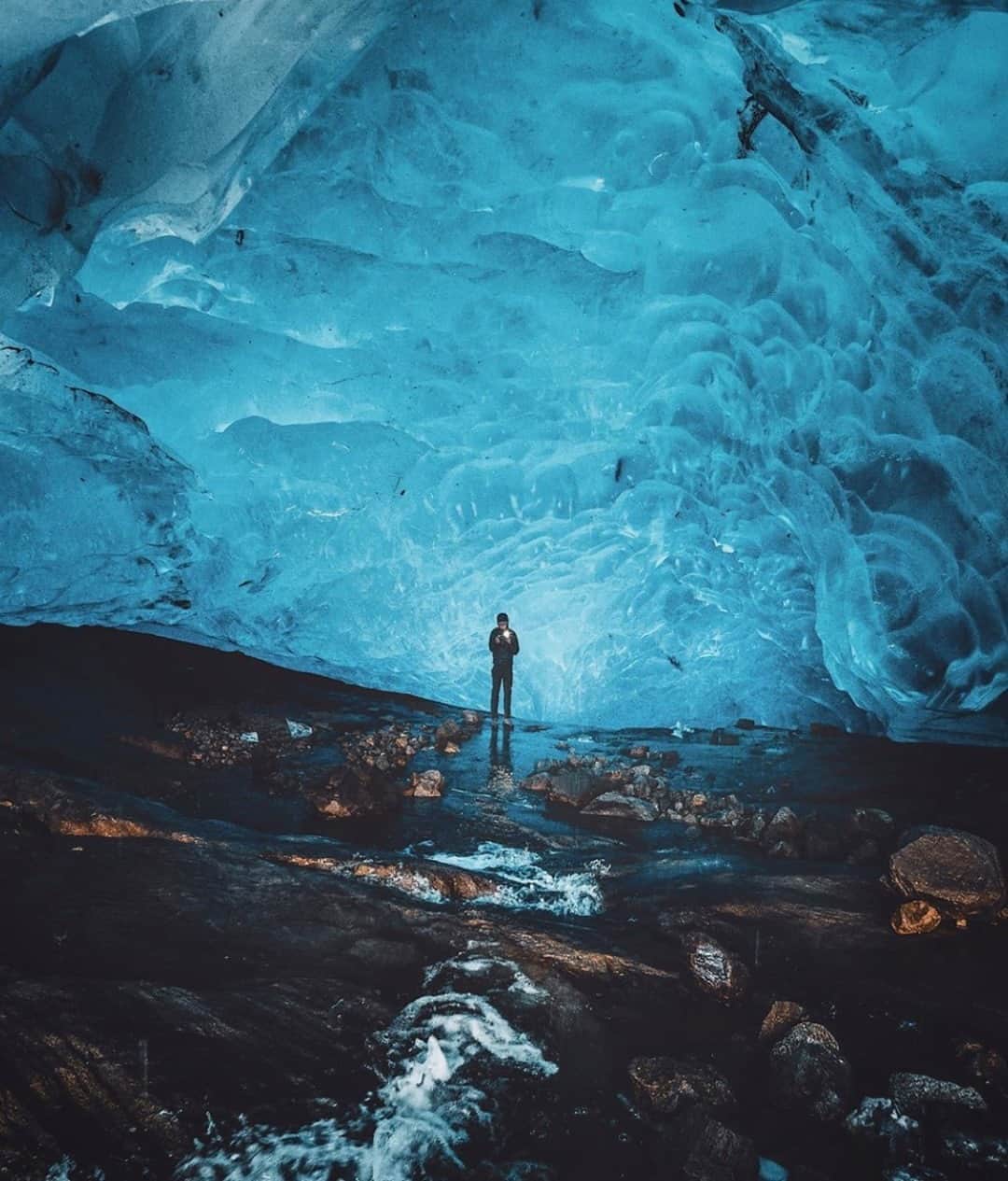 Earth Picsさんのインスタグラム写真 - (Earth PicsInstagram)「Exploring ice caves in Switzerland ❄️by  @_fabiozingg」9月19日 0時00分 - earthpix