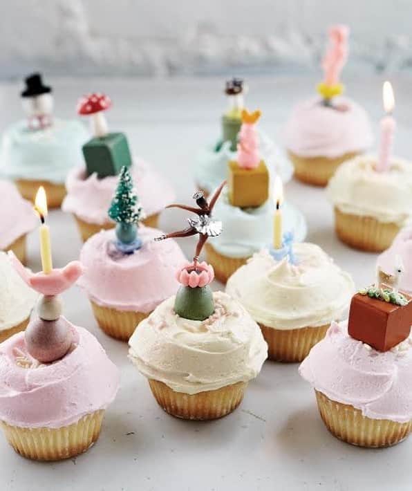 Grace Bonneyのインスタグラム：「So many of my happiest moments of the past 15 years have involved @cherylday and @backinthedaybakery - she has always welcomed me into her bakery with love, no judgement and a generous dose of cupcakes 🧁 I couldn’t ask for a kinder or more loving friend and I’m so excited to sit down and catch up with Cheryl today to see what she’s been up to since her interview in #inthecompanyofwomen - tune in here live at 1pm EST! [Photo from the Back in the Day Bakery Cookbook by @artisan_books 📸 by @squirefox ]」