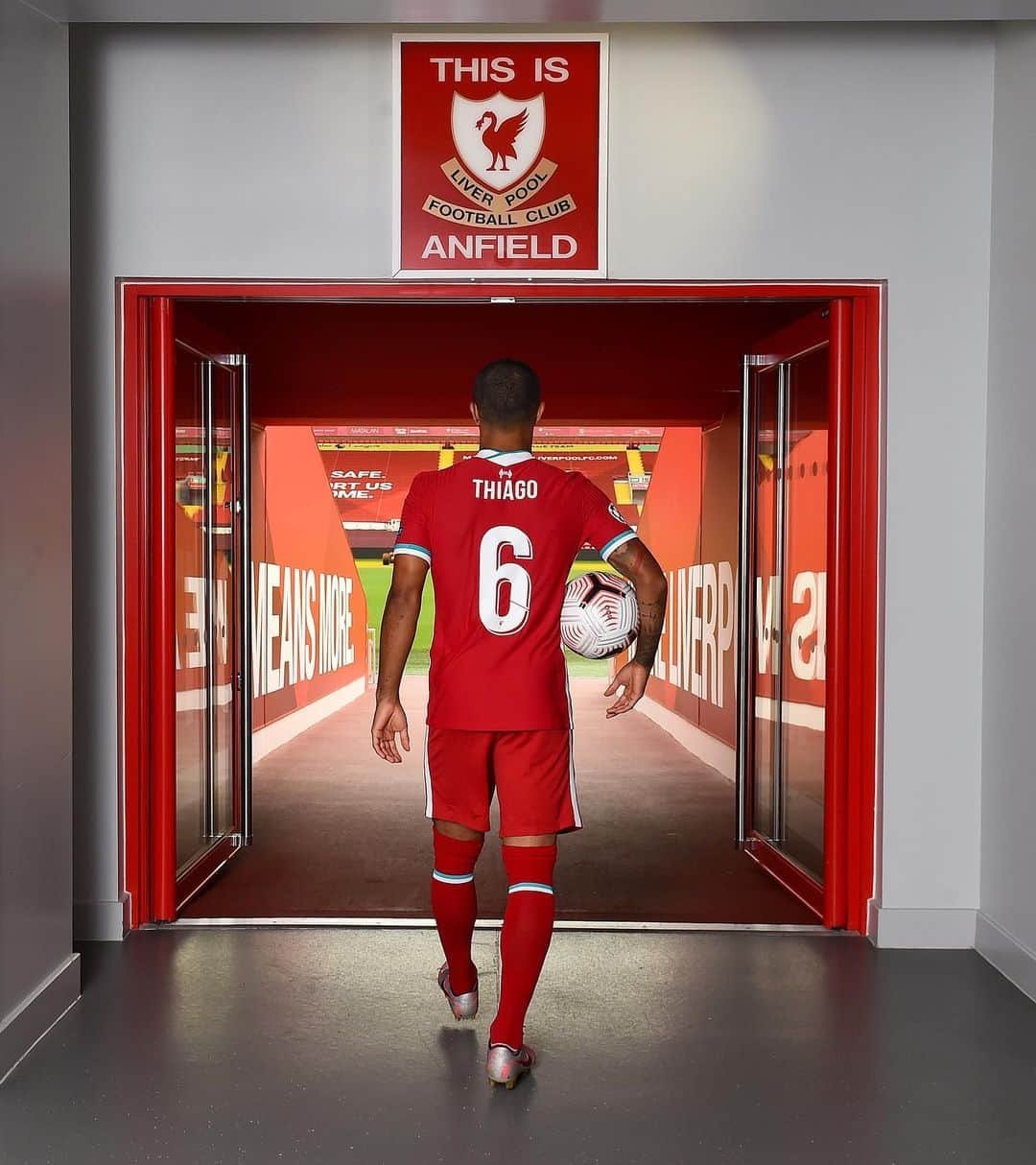 ティアゴ・アルカンタラのインスタグラム：「This is Anfield. Challenge accepted! 🙌🏽 UP THE REDS! 🔴 @liverpoolfc  #YNWA」