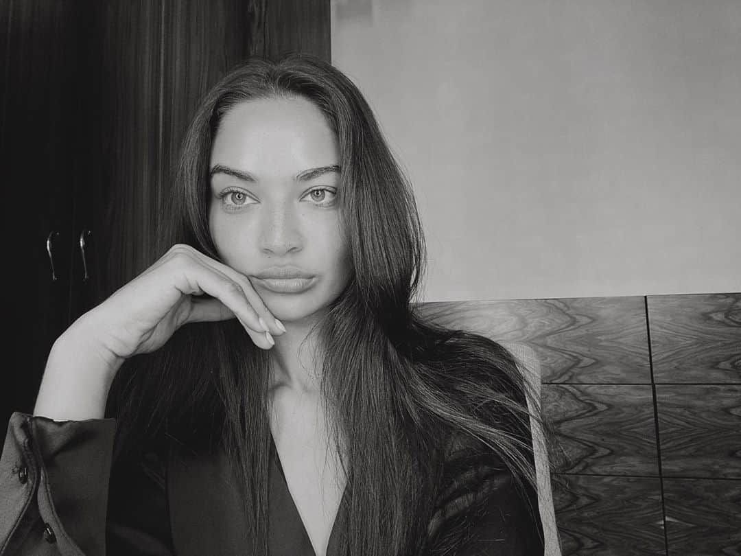 シャニーナ・シャイクのインスタグラム：「Why does it feel like a Sunday ....」