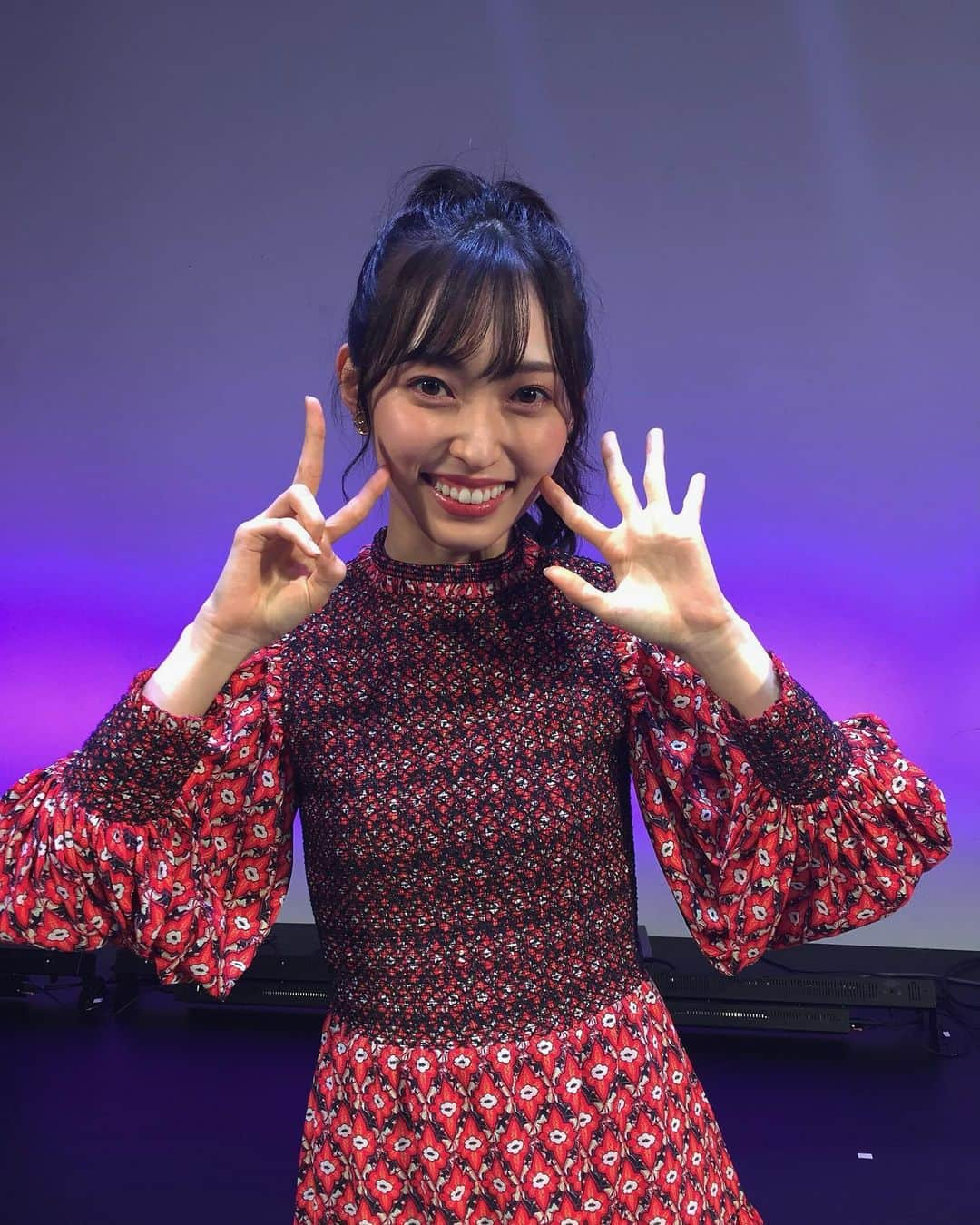 山口真帆のインスタグラム：「25歳になったので満面の笑顔で 25歳ポーズ🥳﻿ ﻿ ﻿ ファンクラブイベント2020夜の部の衣装は﻿ ﻿ onepiece： #aliceandolivia﻿ earring：#AGATHAPARIS﻿ shoes：#charlotteolympia﻿ ﻿ ﻿ 普段しないポニーテールもイベントでは❣️」