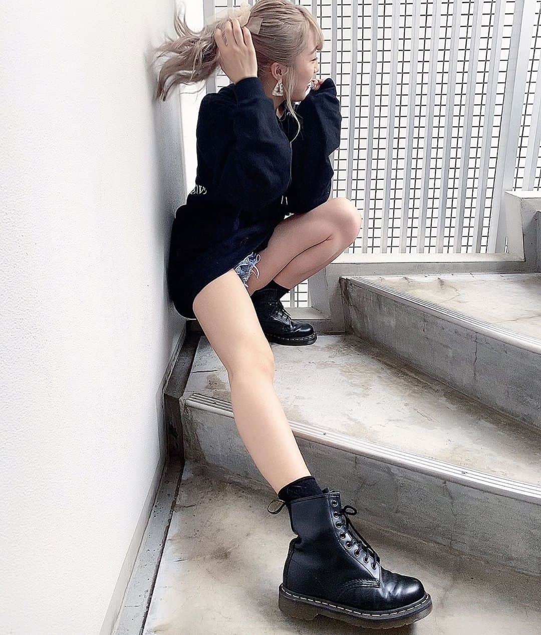 のインスタグラム：「今日も1日お疲れ様でした(:3_ヽ)_ 明日から連休の方もお仕事の方も推し事の方も頑張りましょう💚🧚‍♀️ (๑´︶`๑)☆.。.:*ぉゃすみぃ☆ . . .  #スタイル#ファッション#東京#かわいい #ありがとう#大好き#モデル#コーデ#撮影#セクシー #pococha#ライバー#ライブ配信#ビジョラボ#美女図鑑#ビジョ図鑑#ビジョビ#ootd#fashion#kawaii#outfit#ザラジョ#足痩せ #スタイルアップ#美容#可愛い子と繋がりたい#インスタ加工#美脚女子#ほのこーで」