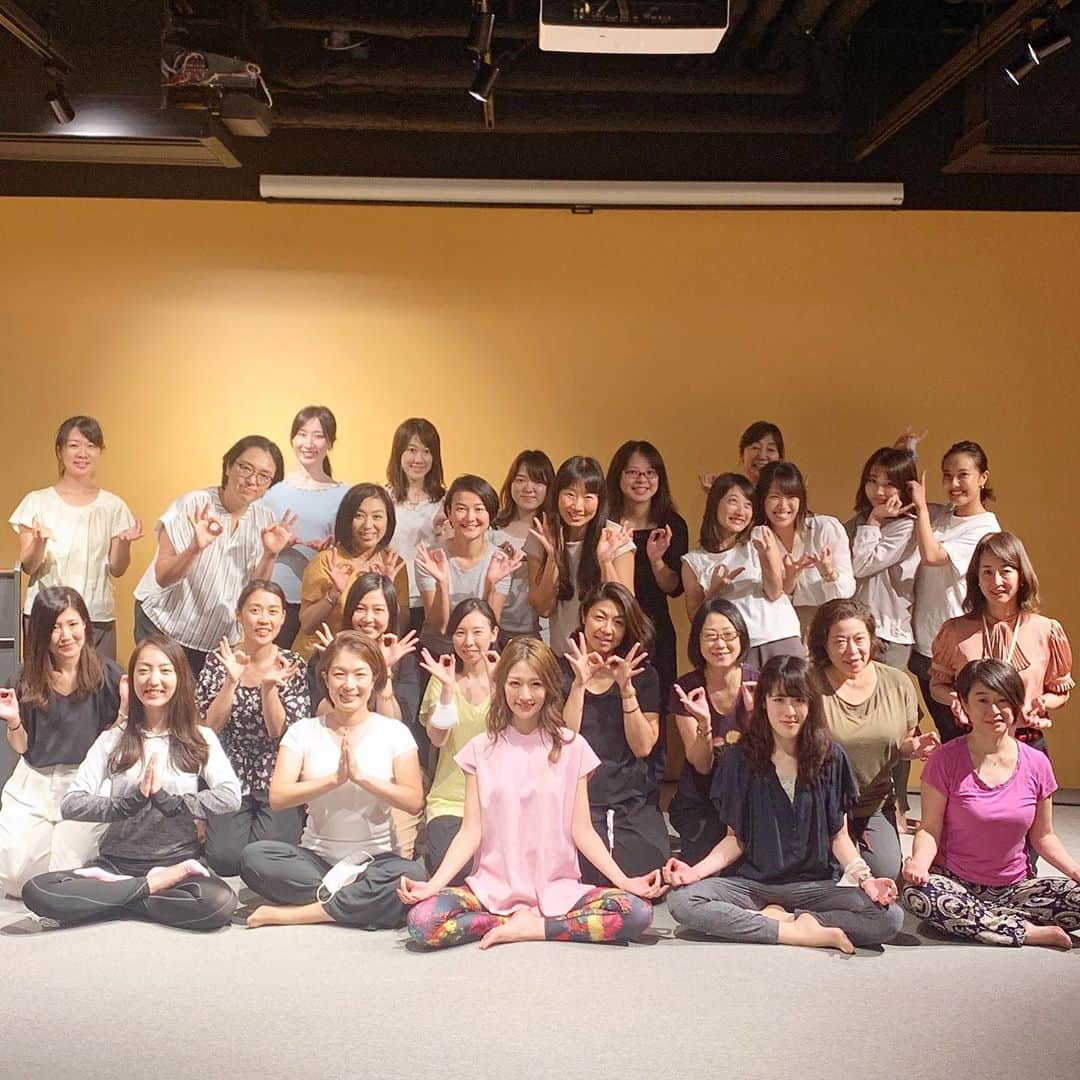 梅野舞さんのインスタグラム写真 - (梅野舞Instagram)「今日は大阪でスワル認定瞑想コーチとして大阪のPASONA様にて 会場&リモート 企業様向けメディテーションプログラム🧘‍♂️を行いました。  第一部では 社員様向け 優しく穏やかな皆様のお陰で 良い空気感の中瞑想のガイド🧘‍♀️をすることができ  瞑想を始める前と終えたあとで カラダ、マインド、心の変化を感じることができたと嬉しい感想もらえ 皆様と一緒に瞑想ができたこと 心より嬉しく思います💕💕  ありがとうございました😊  #meditation#meditationcoach  @suwaru_meditation  #ニーマルメソッド #pasona#企業様向け#瞑想#心の平穏#静けさ#安定#脳の筋トレ #instagram#instagramjapan #instagood#instahealth  #suwaru認定瞑想コーチ　#瞑想コーチ　#meditation #北九州出身」9月19日 0時28分 - mai.umeno