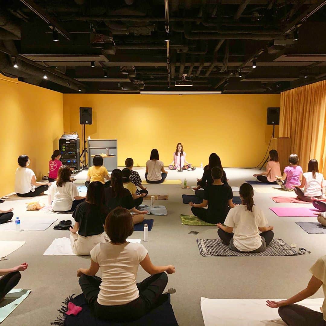 梅野舞さんのインスタグラム写真 - (梅野舞Instagram)「今日は大阪でスワル認定瞑想コーチとして大阪のPASONA様にて 会場&リモート 企業様向けメディテーションプログラム🧘‍♂️を行いました。  第一部では 社員様向け 優しく穏やかな皆様のお陰で 良い空気感の中瞑想のガイド🧘‍♀️をすることができ  瞑想を始める前と終えたあとで カラダ、マインド、心の変化を感じることができたと嬉しい感想もらえ 皆様と一緒に瞑想ができたこと 心より嬉しく思います💕💕  ありがとうございました😊  #meditation#meditationcoach  @suwaru_meditation  #ニーマルメソッド #pasona#企業様向け#瞑想#心の平穏#静けさ#安定#脳の筋トレ #instagram#instagramjapan #instagood#instahealth  #suwaru認定瞑想コーチ　#瞑想コーチ　#meditation #北九州出身」9月19日 0時28分 - mai.umeno
