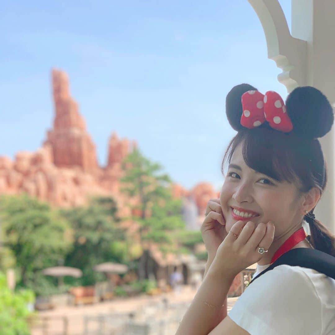 下垣真香のインスタグラム：「𓂃﻿ マークトウェイン号に初めて乗ってみた🚢﻿ ランチはポリネシアンレストランへ🍴﻿ ﻿ 暑さ吹っ飛ぶくらい楽しみました ❤︎﻿ ﻿ ﻿ #東京ディズニーランド #ディズニー #夢の国 #ソーシャルディスタンス #マークトウェイン号 #ポリネシアンレストラン  #tokyodisneyland #disney #socialdistance #marktwainriverboat #porinecian」