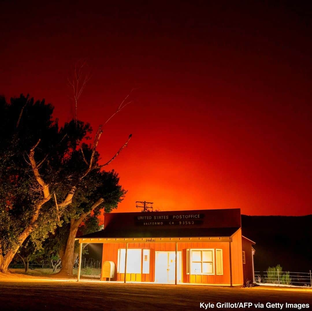 ABC Newsさんのインスタグラム写真 - (ABC NewsInstagram)「The #BobcatFire continues to burn through the Angeles National Forest, one of multiple wildfires raging across the West Coast. #wildfire #losangeles #california #firefighters #angelesnationalforest」9月19日 0時24分 - abcnews