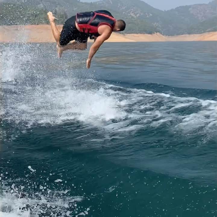 ジェイコブ・ダルトンのインスタグラム：「The annual houseboat trip worked out! Cancelled the day before and then they re opened the next day allowing us to make it out 🤘🏼 What a great few days with some incredible people! Caught some fish, crashed on the water and finally landed that backflip. We enjoyed every minute of it. Can’t wait for the next one! Happy Friday everyone!  #Houseboat #LakeShasta」