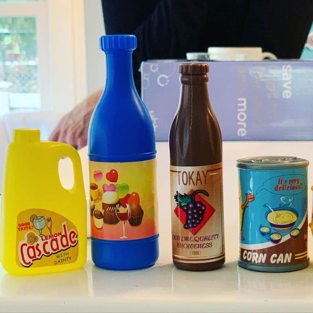 クリステン・コノリーのインスタグラム：「Gotta love good tasting cascade, corn cans and quality choiceness 🤔 #questionablekidstoys」