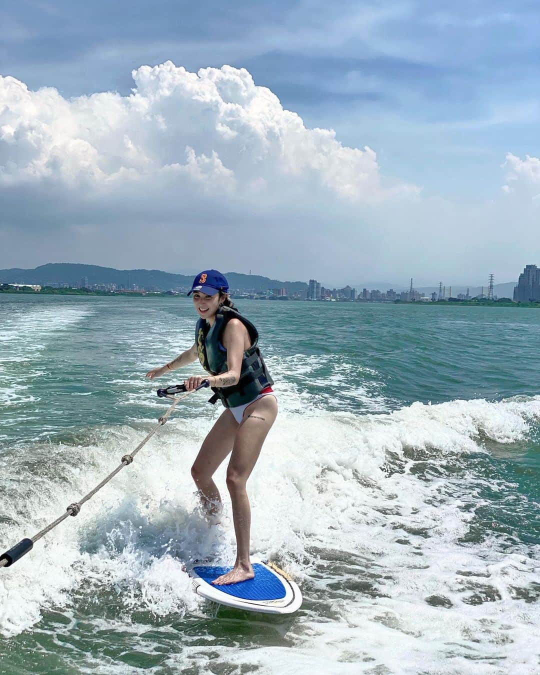孫尤安（YoannaS）さんのインスタグラム写真 - (孫尤安（YoannaS）Instagram)「划水初體驗  第一次就成功🤙🏻  #已經無數個教練說我應該當個體育員 #難道說 #老天在暗示我什麼」9月19日 0時30分 - yoannasun