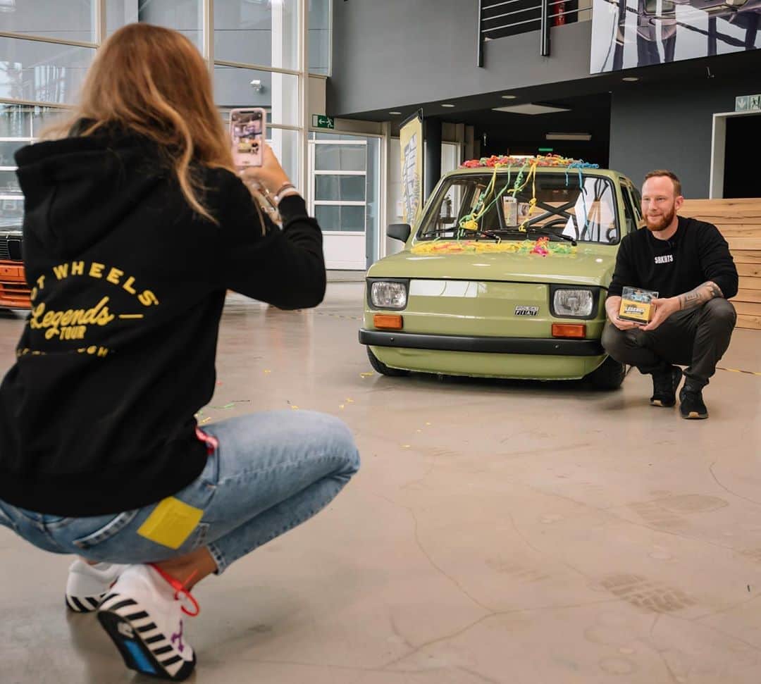 のインスタグラム：「Yeyyyy 🎉🎉🎉 Glückwunsch an @horny126p und seinen kleinen grünen FIAT 126p! Mit meinen zwei Jurykollegen @sidneyhoffmann & @mousstigram haben wir alle vier Finalisten genauer bewertet und auch das Community Voting mit einfließen lassen 🙏🏽 Der grüne Flitzer und Patrick sind jetzt im internationalen Finale und kämpfen um den Traum das Auto als 1:64 Hot Wheel Modell untersterblich zu machen 💚 Glückwunsch zum Sieg der @hotwheelsofficial Legends Tour Germany 2020!!!! 💚💚 @autobildde @hotwheelsofficial #sophia #sophia99 #racegirl #racing #changeagent #motorsport #hotewheelslegends #winner」