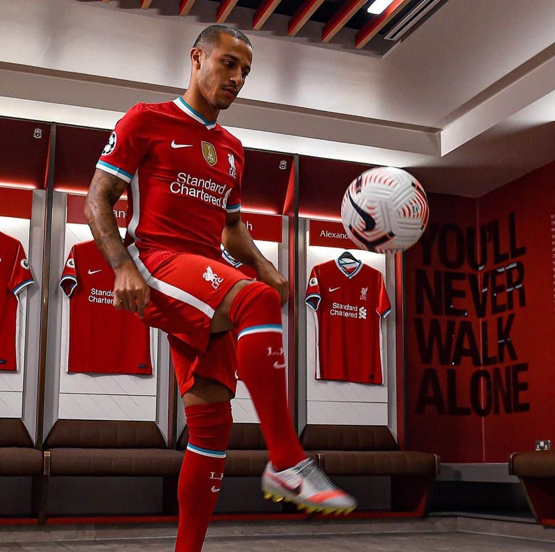 リヴァプールFCさんのインスタグラム写真 - (リヴァプールFCInstagram)「Those Liverpool colours suit him, don’t they! 🥰🥰 #ThiagoFriday」9月19日 0時36分 - liverpoolfc