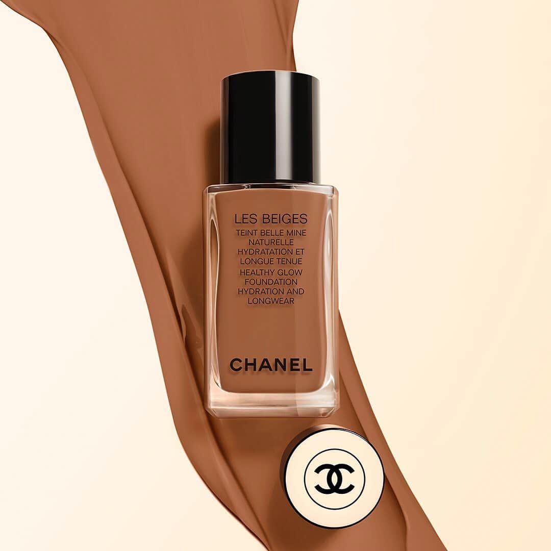 シャネルさんのインスタグラム写真 - (シャネルInstagram)「LES BEIGES. New HEALTHY GLOW FOUNDATION HYDRATION AND LONGWEAR. An imperceptible texture for a natural and luminous result. Hydrates and protects. Longwear. Available in 35 shades.   #LesBeiges #HealthyGlow #CHANELMakeup」9月19日 0時46分 - chanelofficial