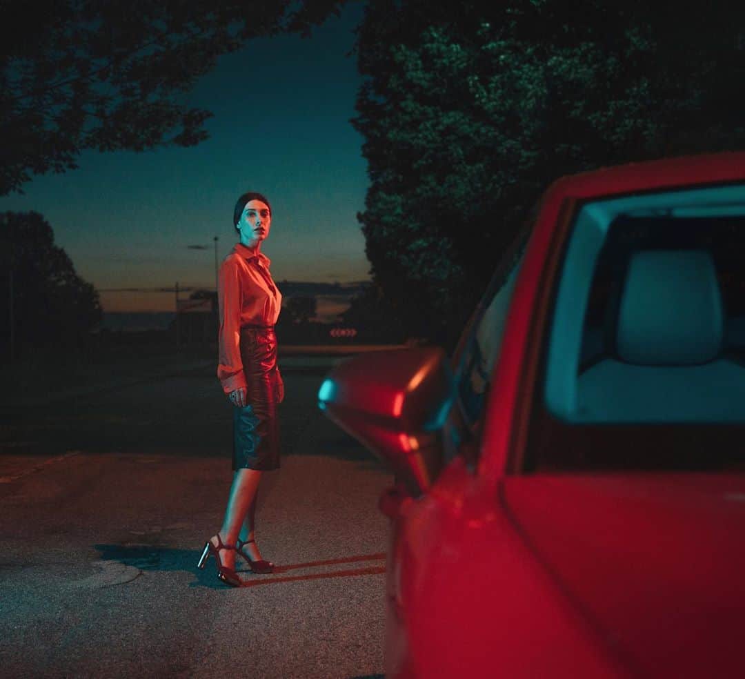 Simone Bramanteのインスタグラム：「{ Led Light Stories } I of VI  ITA  Di recente ho sviluppato per @seatitalia una serie bicromatica, all’imbrunire, giocata con la luce dei led, in un luogo indefinito, in un momento sospeso. Il rosso è il colore principale, sul soggetto femminile e sulla #NuovaSEATleon #DisegnataDallaLuce #ad   ENG  I recently created a two-color series for SEAT, played with just LED lights, in an indefinite place, at dusk, in a timeless mood. Red is the main color here, on that lady and on the car.」