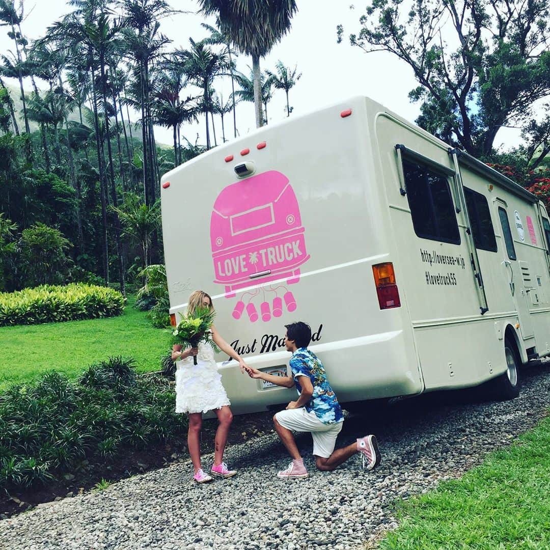 oversea_weddingのインスタグラム：「その旅に 恋をする。 写真にこだわるリゾートウェディング ・ Ceremony ・ 国内だから時差もなくリーズナブルに、南海の楽園で「宮古ブルー」に輝く空と海に包まれるphotogenicなlover's weddingを。 ・ オンラインでのお打ち合わせも可能です。 まずはお問合せください。 #リゾートウェディング #前撮り #ウェディングフォト #後撮り #星空撮影 #ウェディングドレス #hawaiiwedding #花嫁ヘア #フォトウェディング #卒花 #プレ花嫁 #卒花嫁 #日本中のプレ花嫁さんと繋がりたい #沖縄挙式 ウェディング #沖縄ウェディング #写真好き #宮古島 #ビーチフォト #dancingbear #onelove #海外ウェディング #宮古島旅行 #ウェディングブーケ #リゾ婚 #与那覇前浜ビーチ #お色直し #入籍 #宮古ブルー #モバイルウェディング #さとうきび畑の一本道」