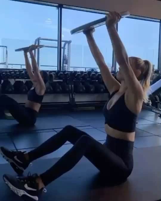 ダニエル・クヌッドソンのインスタグラム：「Matching in our @aloyoga and always in sync with everything ! Love my girl @shardea.w ♥️♥️♥️  Thank you @danadair felt so good to get back at it I'm already feeling it 🍑🔥🙈  #fit #fitnessmotivation #training #gym #abs #abworkout #losangeles」
