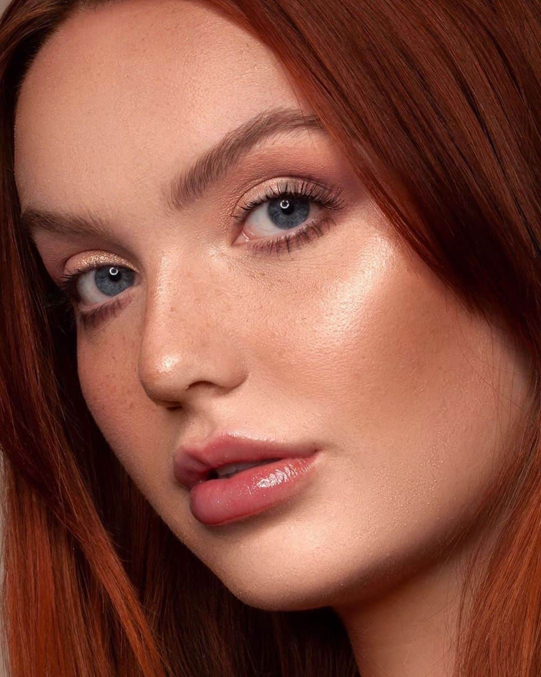 Anastasia Beverly Hillsさんのインスタグラム写真 - (Anastasia Beverly HillsInstagram)「Brows 🙌🏻 @meaghanwozniaak ⁣ ⁣ Model: @gracecolbourn ⁣ Using Brow Wiz in shade Chocolate ⁣ ⁣ Find your shade using Try-On feature in IG Shop.」9月19日 0時44分 - anastasiabeverlyhills