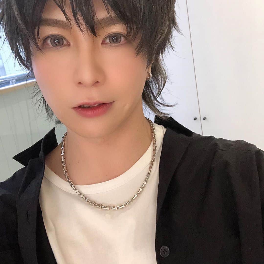 葵のインスタグラム：「必ずヘアメイクさんにするオーダーは 「眉毛太めに」 #ウルフカット #髪の毛切りました #襟足長め」