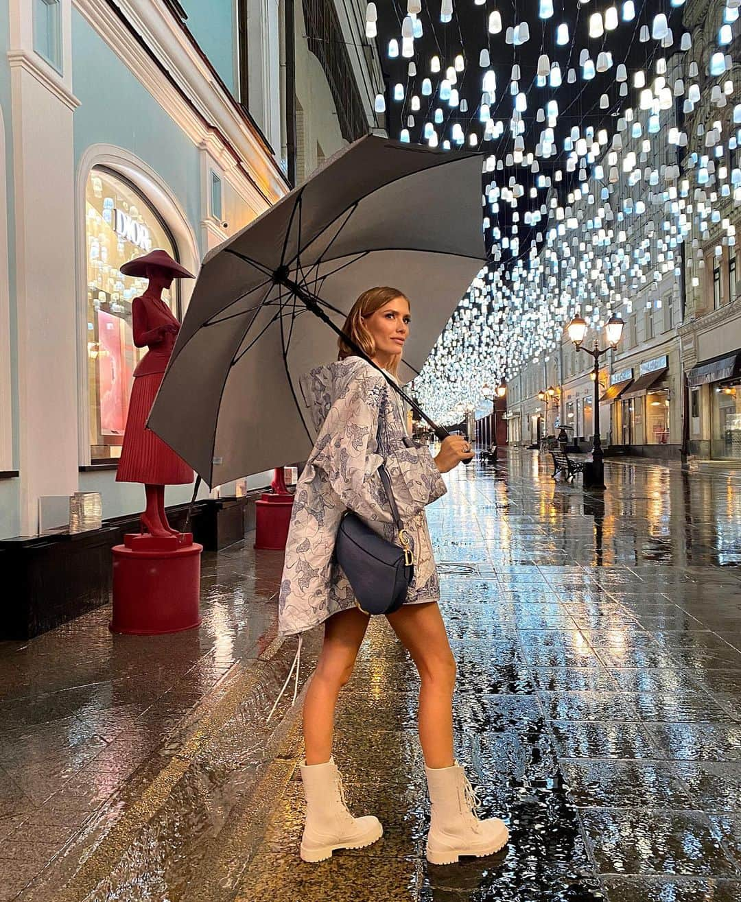 エレナ・ペルミノヴァさんのインスタグラム写真 - (エレナ・ペルミノヴァInstagram)「Rainy day go away. ☔️ Attending @dior reopening in Moscow. Makeup by @aleksandrakirienko」9月19日 0時52分 - lenaperminova