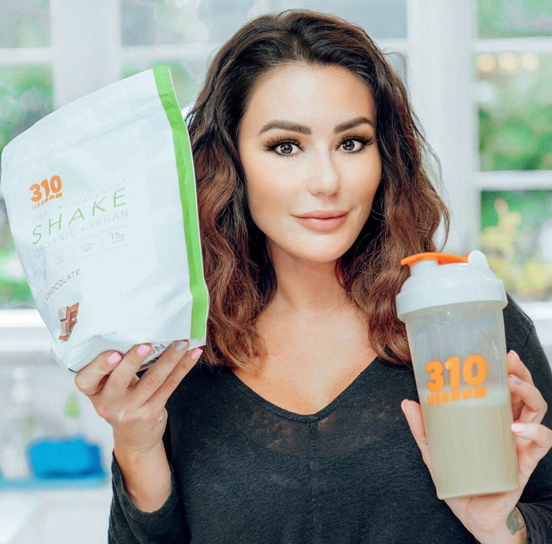 ジェイワウさんのインスタグラム写真 - (ジェイワウInstagram)「The new and improved chocolate #310shakes are so delicious and have plant proteins, fiber, and immune-supporting benefits from their superfoods blend! 🌱 Check out all that's new with @310nutrition and save by using code "WOWGREENS" to save at checkout! #310ad #organicfood #healthyeating」9月19日 0時56分 - jwoww