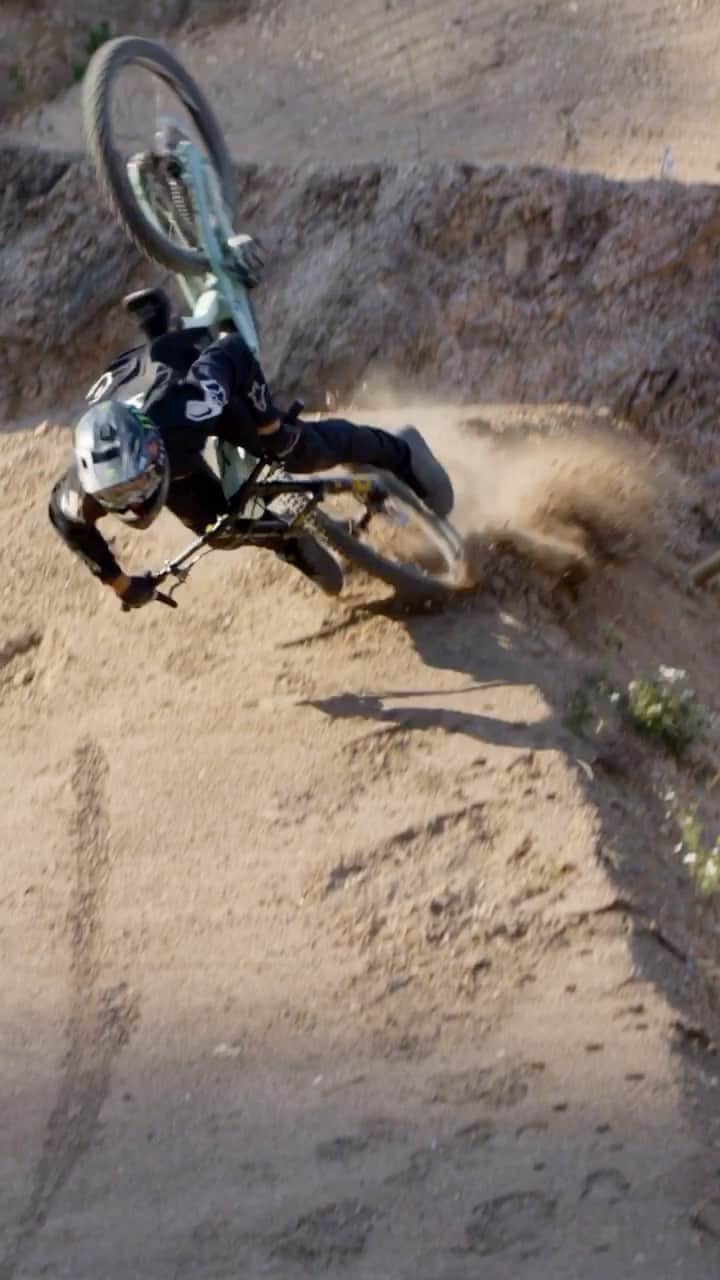 のインスタグラム：「Friday fails 🙈☠️ @adolfsilva @brendog1 #MTB」